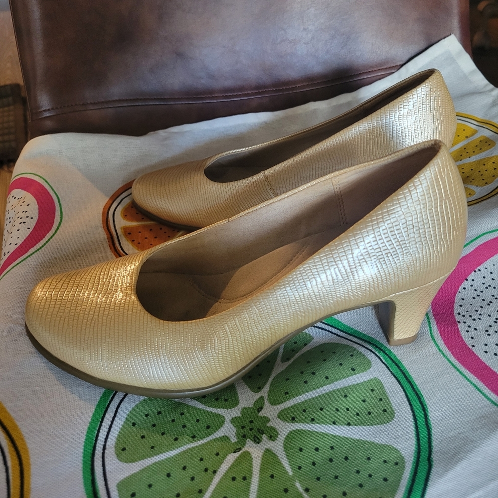 AEROSOLES HEELREST Gold Heels Elegant Design